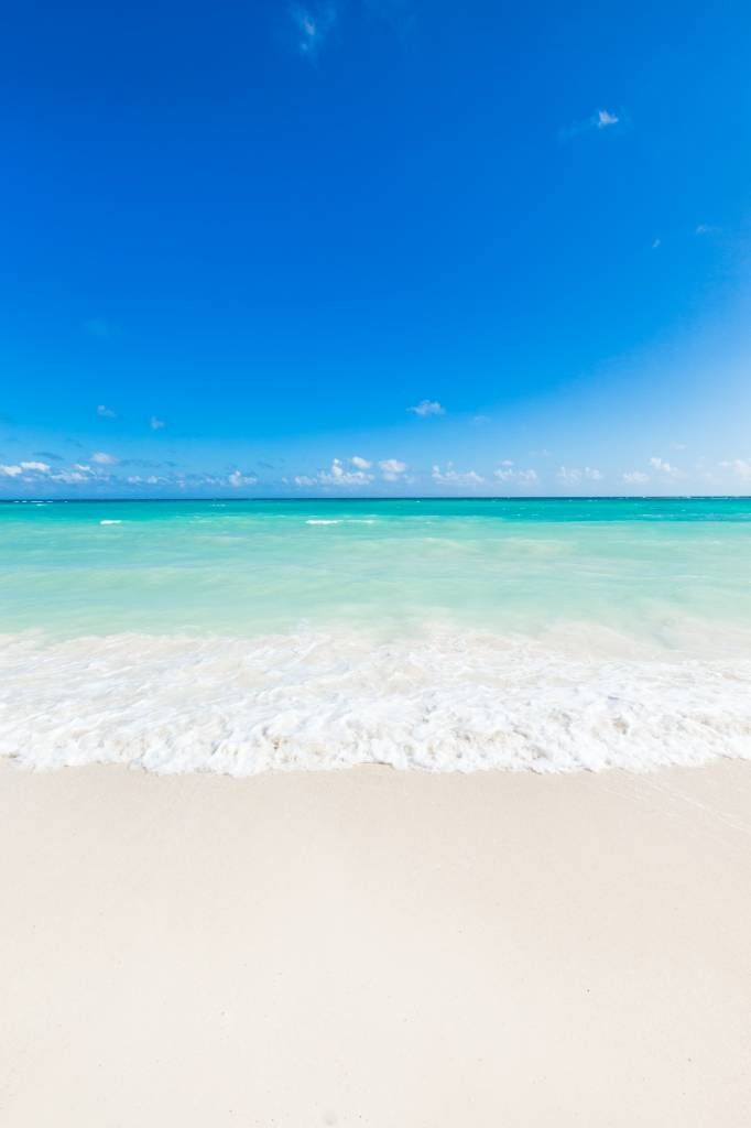 Luidruchtig Verplaatsbaar Asser Behang met een witte strand en golven - Fotobehang