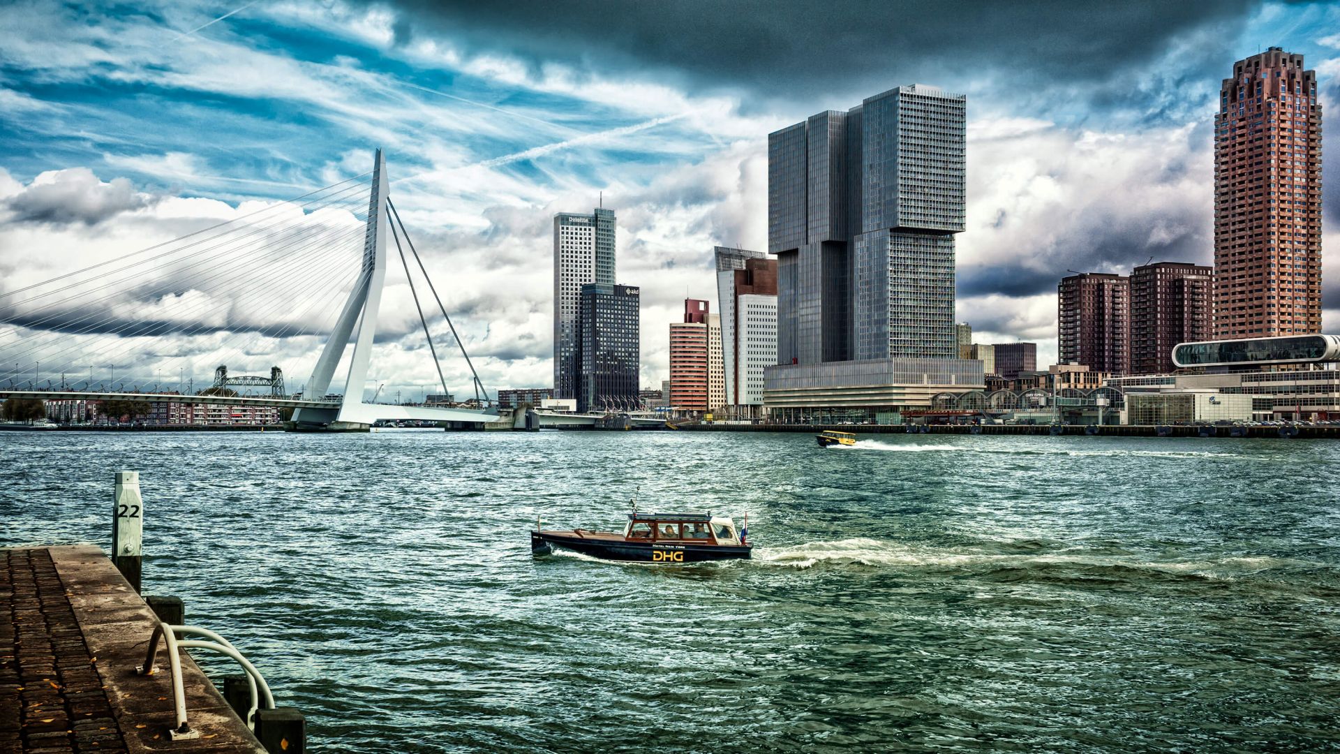 blaas gat Geweldig Fahrenheit Skyline Rotterdam met zicht op de Kop van Zuid in kleur - Fotobehang
